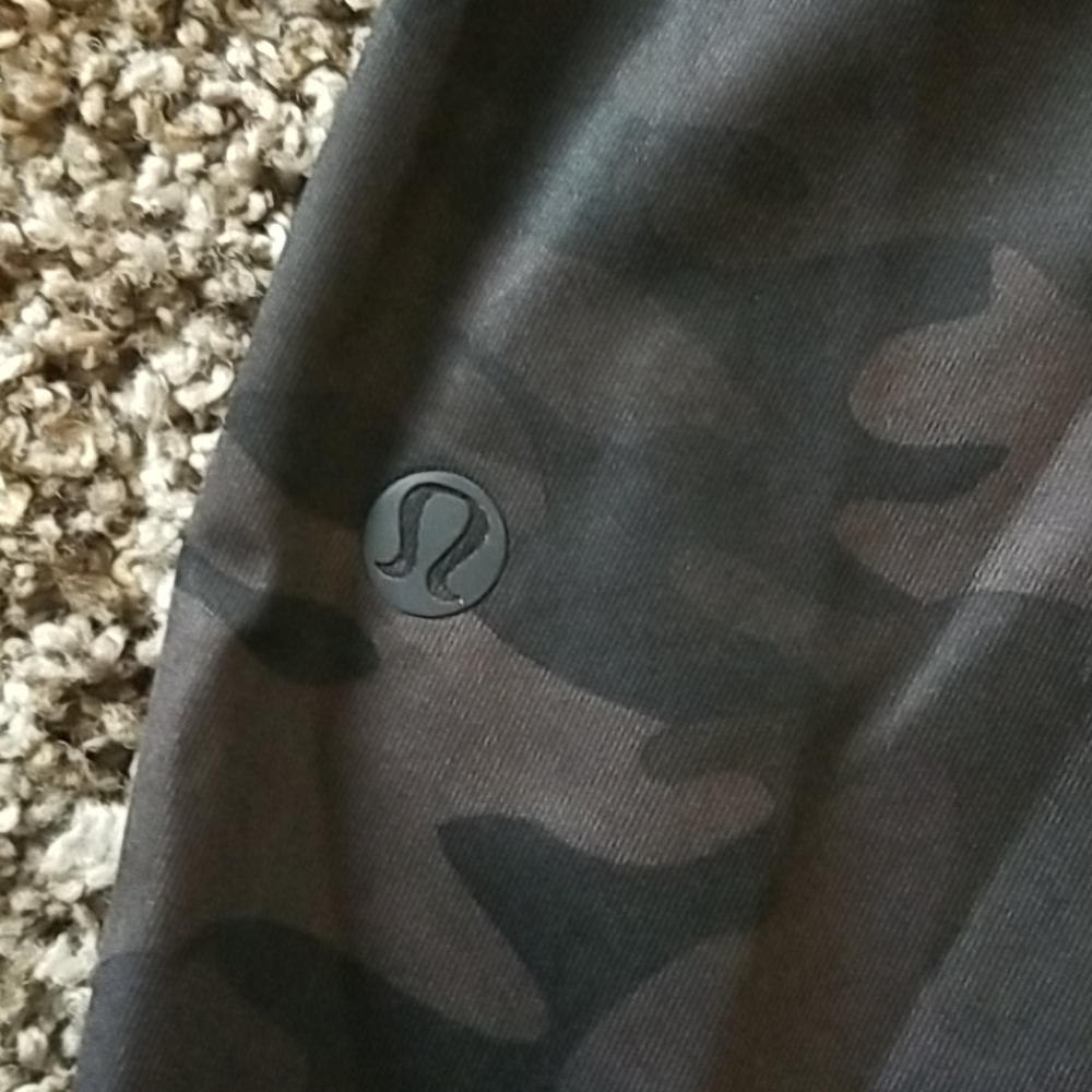 6 lululemon camo joggers - Picture 8 of 8